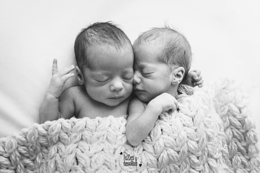 reportaje de gemelos recién nacido