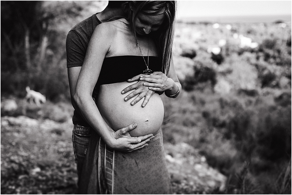 foto embarazo blanco y negro