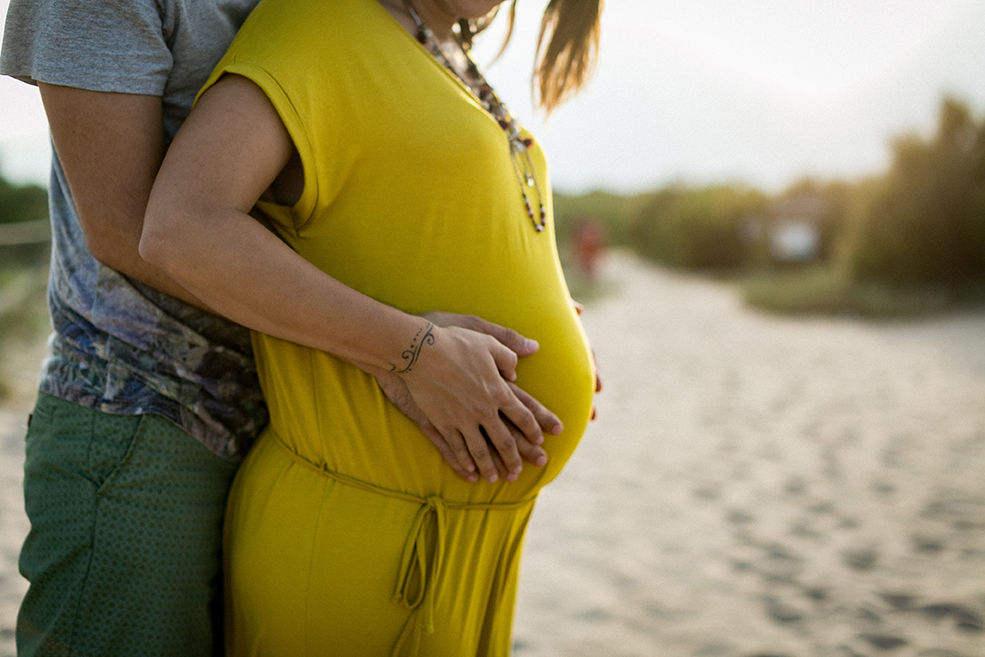 fotografia embarazo en la playa valencia